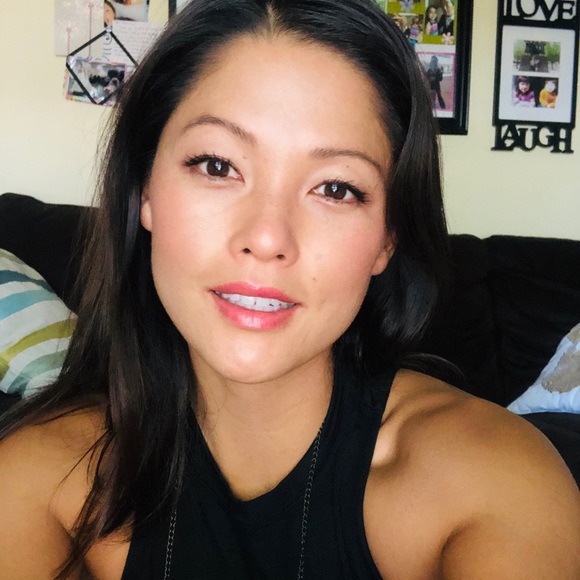 Meet your Posher, Jessi 💛🦄💛 - Picture 5 of 9